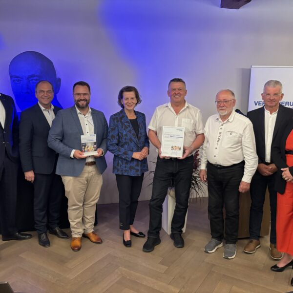 Ein Gruppenbild der Gewinner des Sonderpreises des Ehrenamtpreises 2025 der Versicherungskammer Stiftung